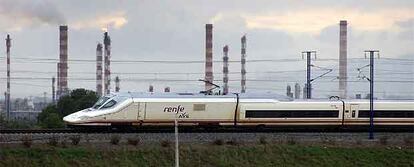 Un tren del AVE, un <b><i>pato</b></i> de la firma Talgo, en viaje de pruebas, ayer a su paso por el complejo petroquímico de Tarragona.