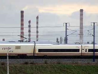 Un tren del AVE, un <b><i>pato</b></i> de la firma Talgo, en viaje de pruebas, ayer a su paso por el complejo petroquímico de Tarragona.