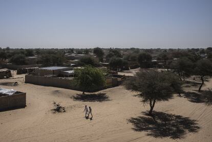 Com 50.000 habitantes, Diffa (no sudeste do Níger) é a típica cidade do Sahel com ruas de areia e clima hostil. Sua proximidade com o norte da Nigéria, controlado pelo Boko Haram (a fronteira está a apenas cinco quilômetros) fez dela alvo de ataques e de atentados suicidas. Embora a maioria de seus habitantes tenha fugido em fevereiro após a primeira grande ofensiva da seita radical, que deixou dezenas de mortos e feridos, sua população triplicou no último ano por causa dos deslocados provenientes das zonas que fazem fronteira com a Nigéria. Há bairros em que três quartos dos habitantes são recém-chegados e onde os moradores cederam terrenos para permitir a instalação dos deslocados. Cerca de 100.000 pessoas se instalaram nos arredores da cidade.