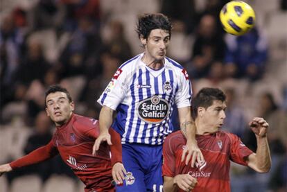 Colotto goes in for a header against two Córdoba players.