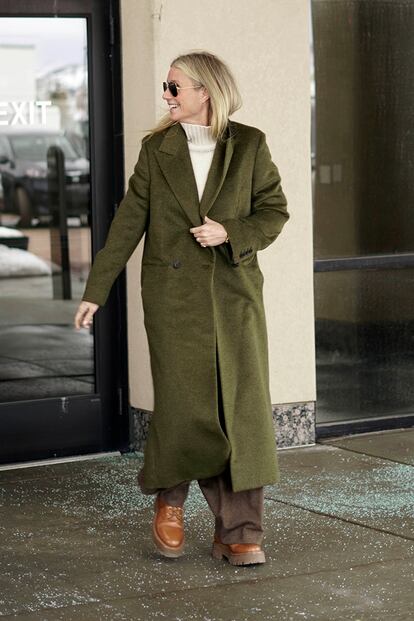 Paltrow, con abrigo verde de alpaca de The Row.