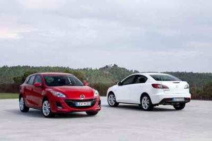 Dos vehículos Mazda 3, uno de los modelos más vendidos de la marca.