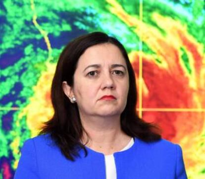 Annastacia Palaszczuk, este martes. A su espalda, una imagen del cicl&oacute;n.