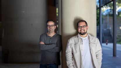 Antonio Ortiz (gris) y Matías S. Zavia (chaqueta blanca), creadores de un pódcast centrado en IA, fotografiados en Málaga el 5 de abril de 2024.