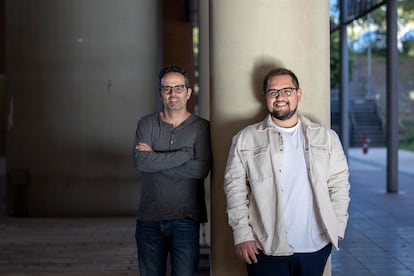 Antonio Ortiz (gris) y Matías S. Zavia (chaqueta blanca), creadores de un pódcast centrado en IA, fotografiados en Málaga el 5 de abril de 2024.