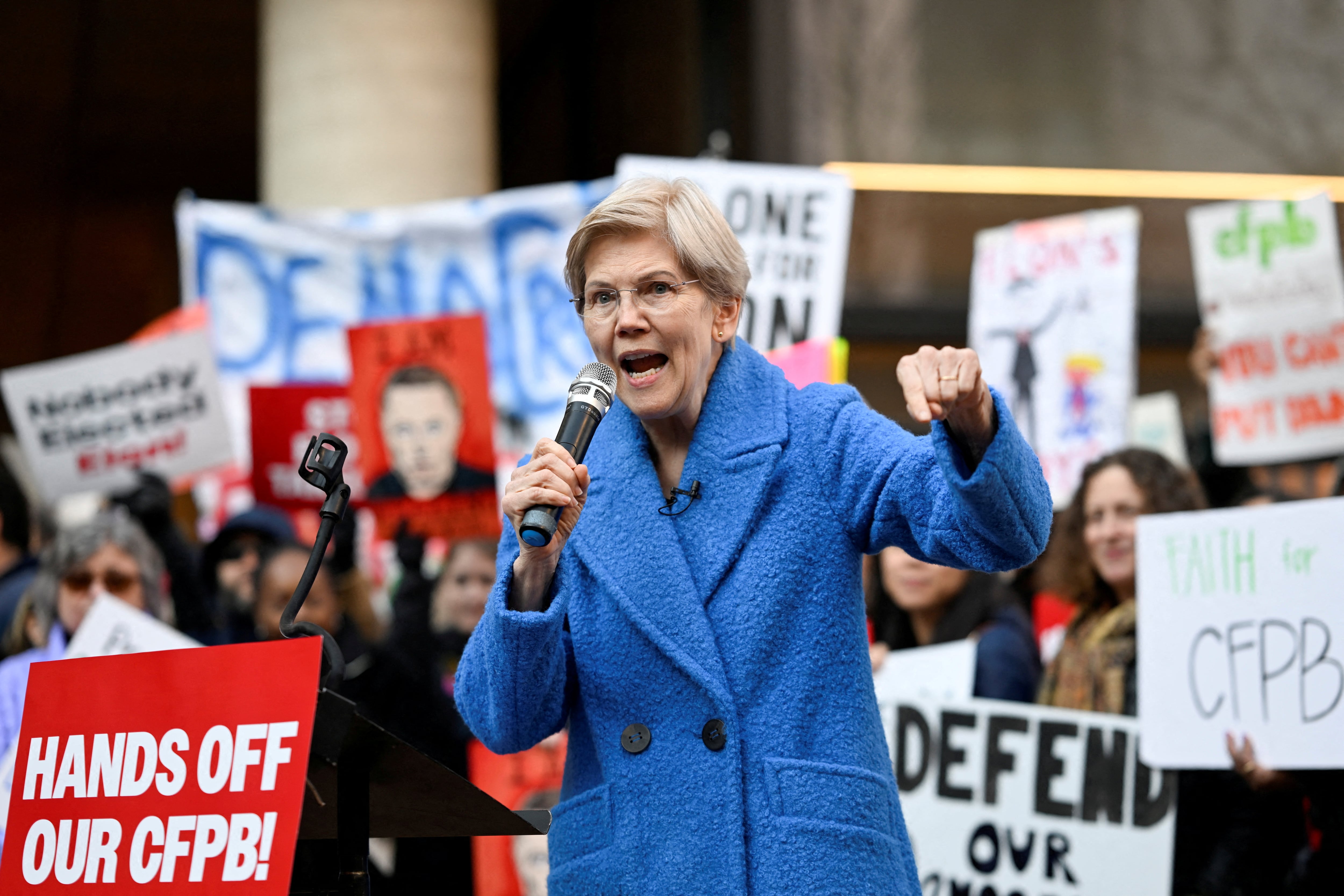 La senadora demócrata Elizabeth Warren el pasado 10 de febrero en una protesta celebrada en Washington contra el cierre de la Oficina de Protección Financiera del Consumidor (CFPB, por sus siglas en inglés).