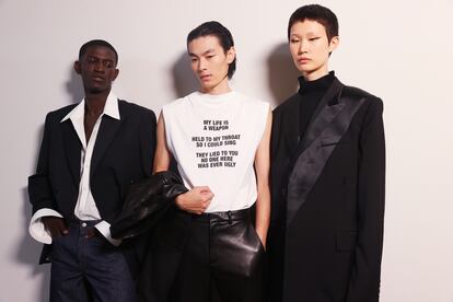 Blanco y negro y camisetas con mensaje en el 'backstage' de Helmut Lang.