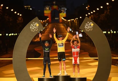 Chris Froome, con el maillot amarillo por su victoria en el Tour, junto a Nairo Quintana (mejor escalador) y Peter Sagan (mejor velocista) en el podium del Tour de Francia el 21 de julio de 2013.