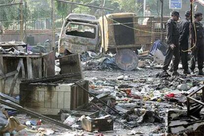Policías indios inspeccionan uno de los mercados de Nueva Delhi atacados el sábado.