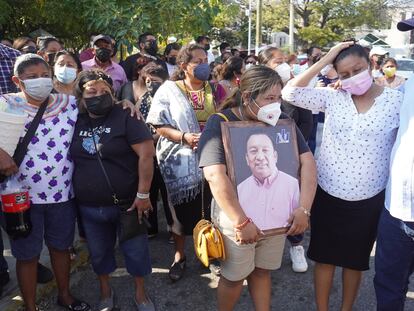 Amigos, colegas y familiares del periodista Heber López durante su entierro en Salina Cruz, el 12 de febrero.