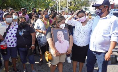 Amigos, colegas y familiares del periodista Heber López durante su entierro en Salina Cruz, el 12 de febrero.