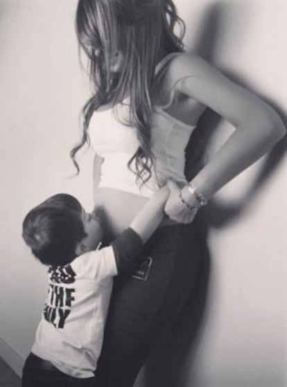 En la imagen Antonella Roccuzzo pareja de Messi, junto a Thiago.