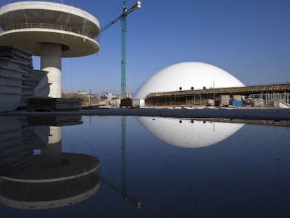 El Centro Internacional Oscar Niemeyer de Avil&eacute;s, en una imagen de 2010 en plena construcci&oacute;n.