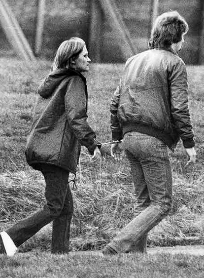 Brigitte Mohnhaupt camina esposada a un policía en una foto de 1983.