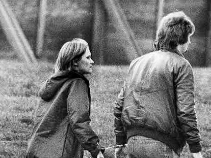 Brigitte Mohnhaupt camina esposada a un policía en una foto de 1983.