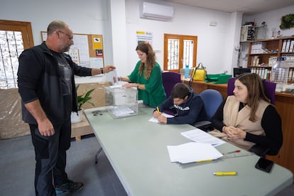 Un vecino vota en Vilar de Canes, en el referéndum para decidir sobre la instalación de un parque eólico.