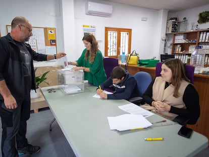 Un vecino vota en Vilar de Canes, en el referéndum para decidir sobre la instalación de un parque eólico.