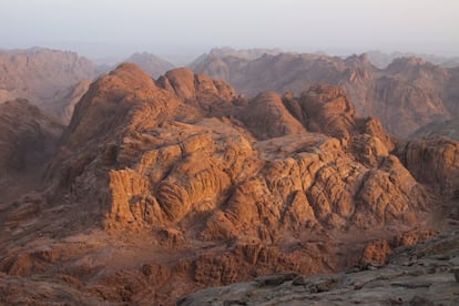 Según las religiones judía, cristiana e islámica, el monte Sinaí (Har Sinai en hebrero; Jabal Mūsā en árabe) sería el lugar en el que Dios reveló a Moisés los Diez Mandamientos. Podría tratarse del pico granítico de 2.285 metros de altura que <a href="http://www.egypt.travel/es" target="_blank"> se alza en la península del Sinaí, Egipto.</a> A sus pies se encuentra Santa Catalina, el monasterio cristiano en activo más antiguo del mundo, construido hace 1.500 años y donde la tradición supone que Moisés vio la zarza que ardía sin consumirse, hoy patrimonio mundial de la Unesco. Hay dos caminos hasta la cima: Siket El Bashait, más largo pero más tendido; y Siket Sayidna Musa, más directo pero más pronunciado. Es una zona poblada por beduinos y conflictiva por la amenaza yihadista.