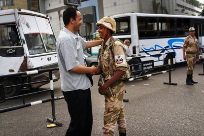 Un miembro del ejercito egipcio es felicitado por un ciudadano egipcio en una calle del distrito de Giza en El Cairo tras el golpe de estado al presidente Mohamed Morsi, 4 de julio de 2013.