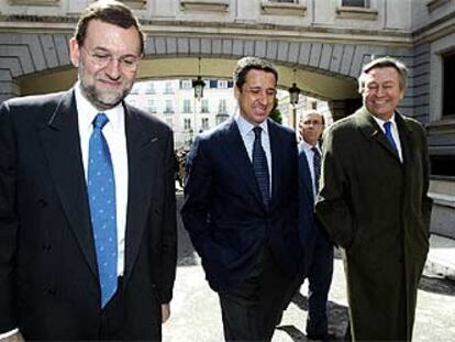 Mariano Rajoy, Eduardo Zaplana y Luis de Grandes, a las puertas del Congreso.