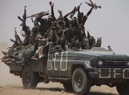 Rebeldes chadianos exhiben sus armas de camino a Goz Beida, al este de Chad.