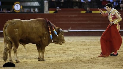 Lopez Simón simula entrar a matar al toro llamado Pasmoso, que fue indultado.