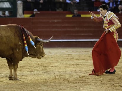 Lopez Sim&oacute;n simula entrar a matar al toro llamado Pasmoso, que fue indultado.