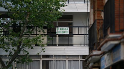 Carteles de alquiler en un piso de Madrid, el pasado abril.