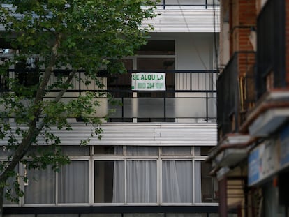 Carteles de alquiler en un piso de Madrid, el pasado abril.