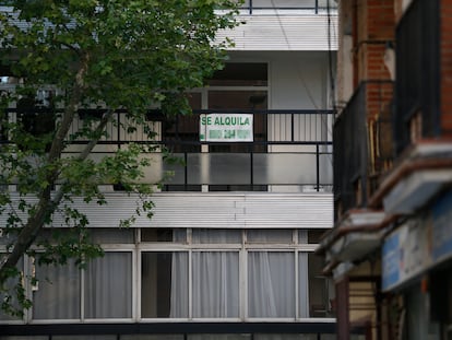 Cartel de alquiler de una vivienda en Madrid, el pasado abril.