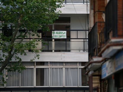Un cartel de alquiler en un piso en Madrid, en una imagen del pasado abril.