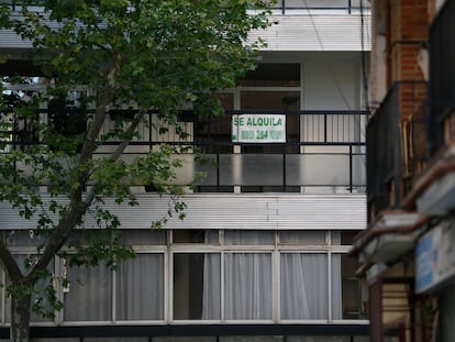 Carteles de alquiler en un piso de Madrid, el pasado abril.