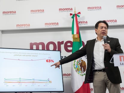 Mario Delgado muestra una gráfica de las las preferencias electorales de los candidatos de Morena.