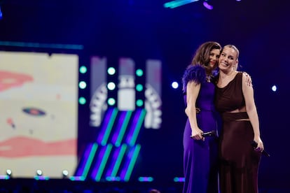 Carmen Ramírez y Edurne durante la gala de los Premios Dial este 14 de marzo de 2024 en Santa Cruz de Tenerife.