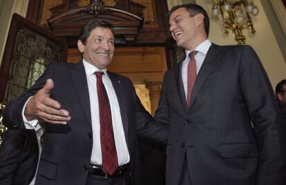 Pedro Sánchez y Javier Fernández, tras la toma de posesión en Oviedo.