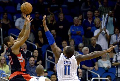 Glen Davis de los Orlando Magic intenta taponar a DeMar DeRozan, de los Toronto Raptors.