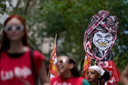 Figura contra Javier Milei en el Día Internacional de la Mujer en Buenos Aires, 2024.