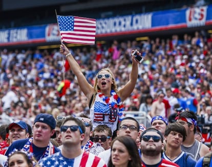 Torcida acompanha um jogo dos EUA em uma arena de Chicago.