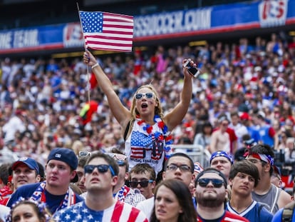 Torcida acompanha um jogo dos EUA em uma arena de Chicago.