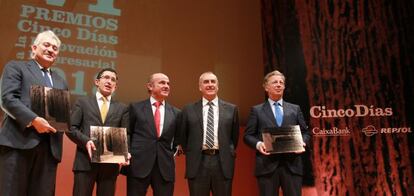 Los representantes de los premiados (José Bogas, director general de Endesa en España y Portugal; Joxe Mari Aizega, director del Basque Culinary Center; Iosu Zabala, rector de la Universidad de Mondragón, y Joaquín Mollinedo, dirección general de relaciones institucionales de Acciona) posan junto al ministro de Economía y Competitividad, Luis de Guindos, tras recibir los galardones.