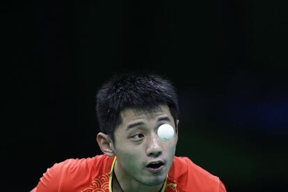 Zhang Jike (China) contempla la pelota durante la ronda masculina de clasificación individual en los Juegos Olímpicos de Río 2016.