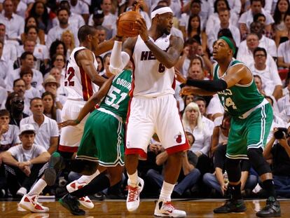 LeBron, de los Heat, ante Paul Pierce, de los Celtics.