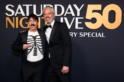 El cantante de Red Hot Chili Peppers, Anthony Kiedis (Michigan, 62 años), posó en la alfombra roja con su mánager, Guy Oseary (Jerusalén, 52 años). Kiedis fue preguntado por su desastrosa actuación en el programa en 1992, que evidenció los problemas internos de la banda, a lo que el vocalista simplemente respondió que es difícil para un grupo como el suyo tocar en televisión.