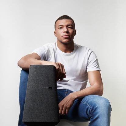 El futbolista francés Kylian Mbappé. una de las mayores estrellas del deporte va a representar a Loewe en todo el mundo como parte de una asociación a largo plazo. Apoyará en el lanzamiento de nuevos productos y contribuirá al desarrollo de la marca.