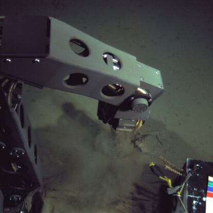El brazo del 'Nereus' recoge muestras de sedimento a 10.900 metros de profundidad en la fosa de las Marianas.