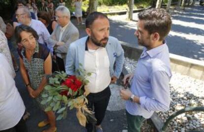 Borja Sémper, del PP, conversa con el socialista Denis Itxaso (en el centro).