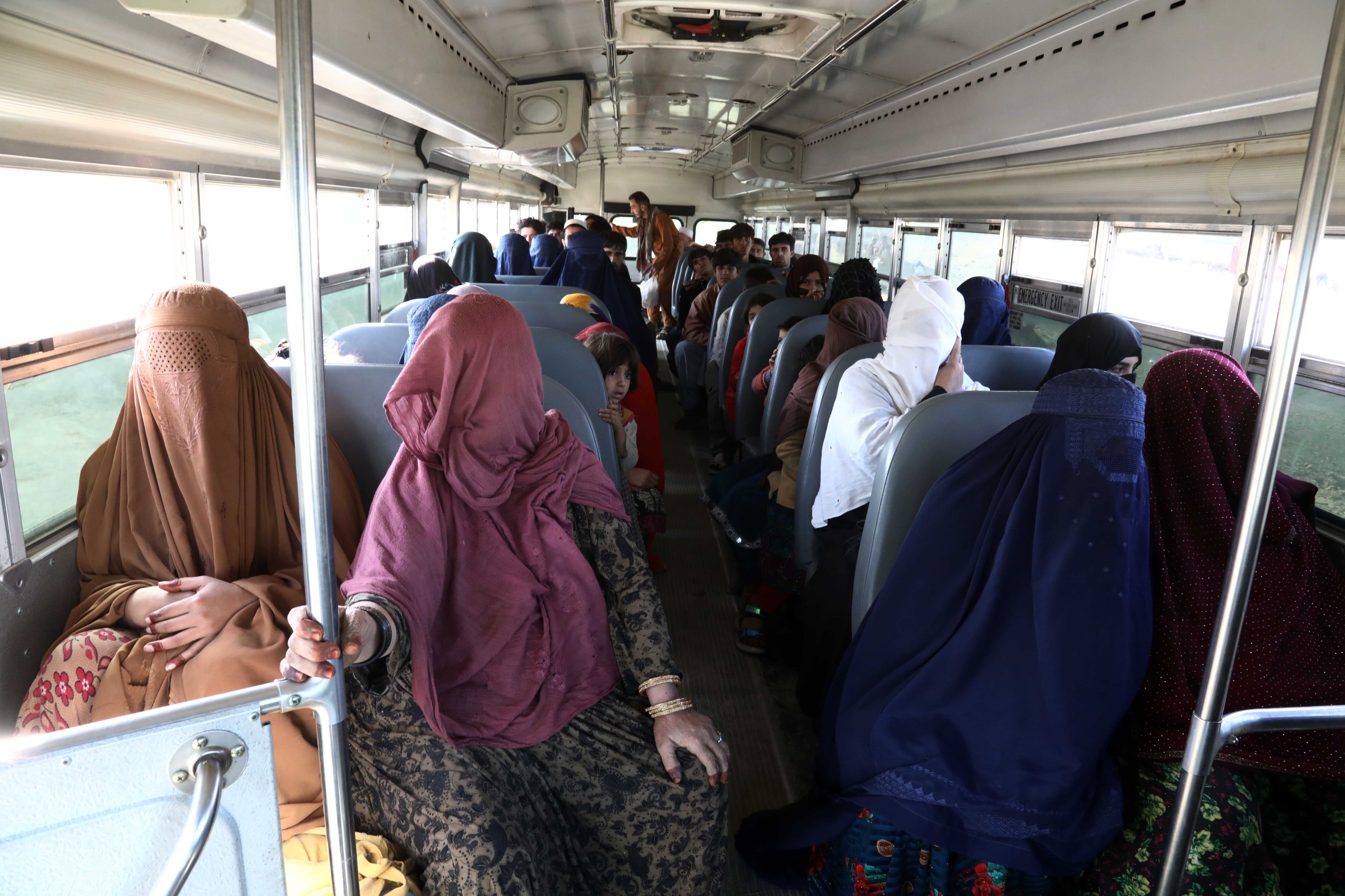 Refugiadas afganas en un autobús, tras cruzar el paso de Torkham de entrada al país, el pasado 4 de noviembre.