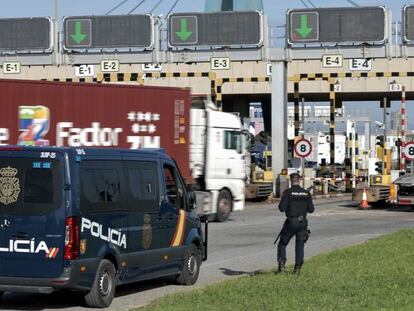 Un agente de la Policía Nacional vigila el acceso al puerto de València con motivo del paro indefinido convocado por la Plataforma Nacional en Defensa del Sector del Transporte.