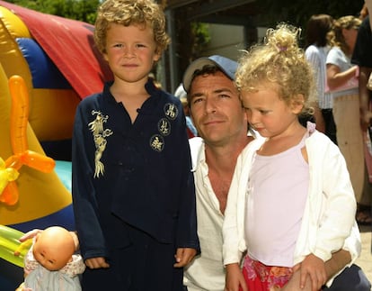Luke Perry con sus hijos Jack y Sophie en el estreno de 'Garfield' en el año 2004.