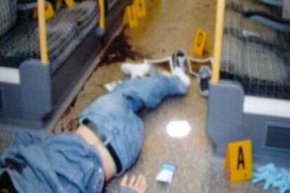 El cadáver de Menezes yace en el metro de Londres el 22 de julio, en una imagen de la cadena ITV.